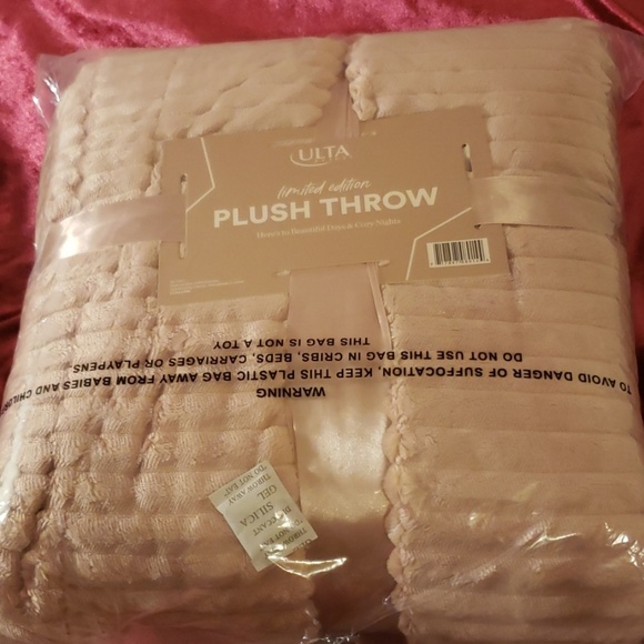 Ulta limited edition plush throw - Picture 2 of 2